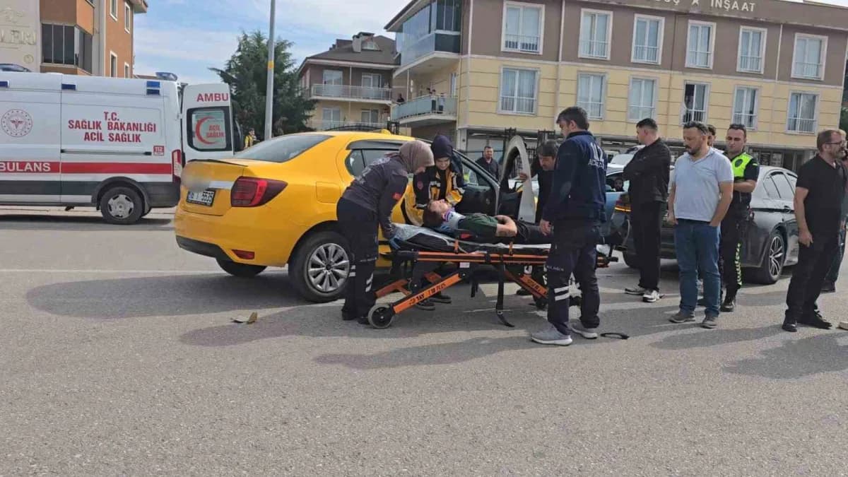 Bursa’nın İnegöl ilçesinde ticari taksi ile otomobilin çarpışması sonucu meydana gelen kazada 2 kişi yaralandı.