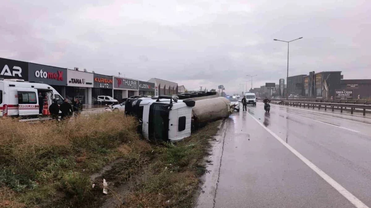 Bursa’nın İnegöl ilçesinde yağış nedeniyle kayganlaşan yolda kontrolden çıkan sıvı tuz yüklü tanker, yağmur suyu kanalın