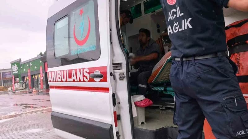 Kazada hafif şekilde yaralanan tanker sürücüsü, olay yerine gelen sağlık ekiplerinin ilk müdahalesinin ardından ambulans