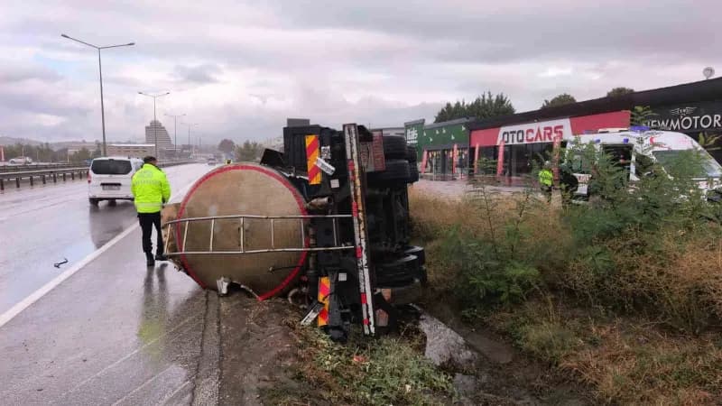 Kazada tanker sürücüsü hafif yaralanırken, ekipler olası bir tehlikeye karşı seferber oldu.