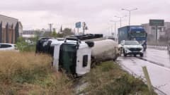 İnegöl’de yağış nedeniyle kayganlaşan yolda devrilen sıvı tuz yüklü tanker ve olay yeri güvenlik önlemleri