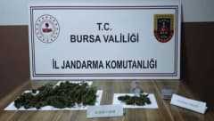 Bursa İnegöl’de jandarma ekiplerinin uyuşturucu operasyonunda ele geçirilen kubar esrar ve hassas terazi