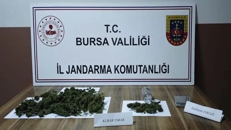 Bursa İnegöl’de jandarma ekiplerinin uyuşturucu operasyonunda ele geçirilen kubar esrar ve hassas terazi
