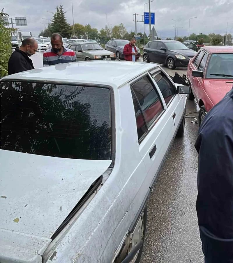 Bursa’nın İnegöl ilçesinde meydana gelen zincirleme trafik kazasında 3 otomobil çarpıştı. Kazada 2 kişi yaralandı.