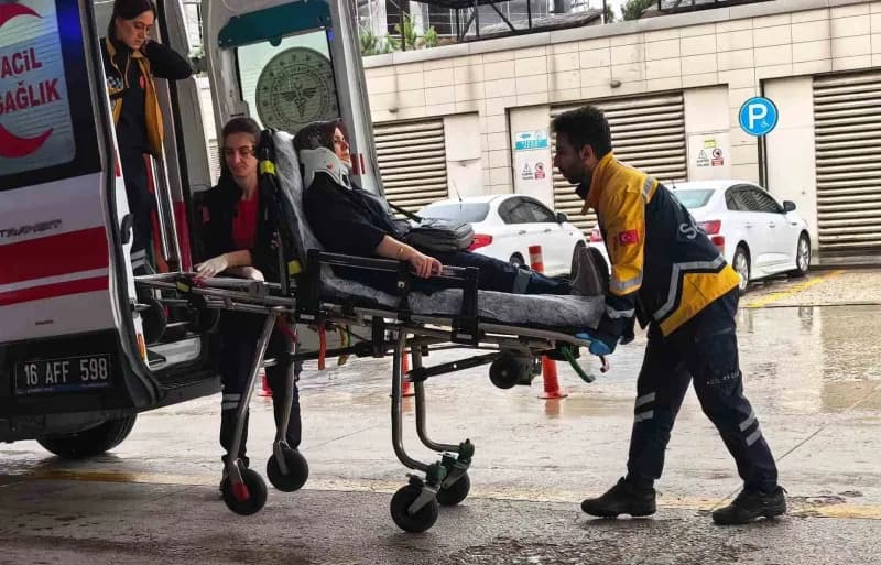 Bursa İnegöl’de 3 otomobilin karıştığı zincirleme trafik kazası sonrası olay yeri