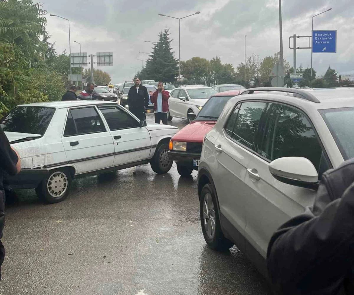 Bursa’nın İnegöl ilçesinde meydana gelen zincirleme trafik kazasında 3 otomobil çarpıştı. Kazada 2 kişi yaralandı.