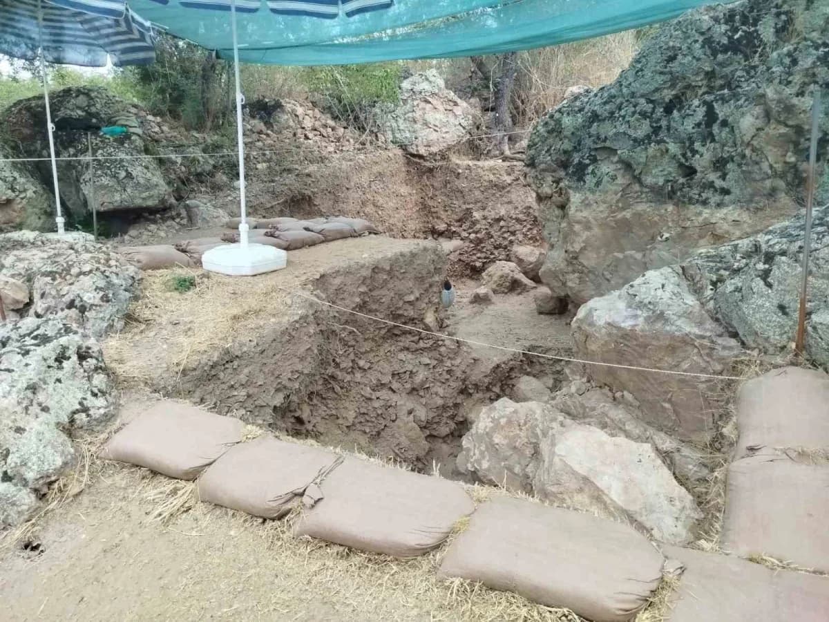 Çanakkale İnkaya Mağarası kazı alanında arkeologlar çalışma yapıyor