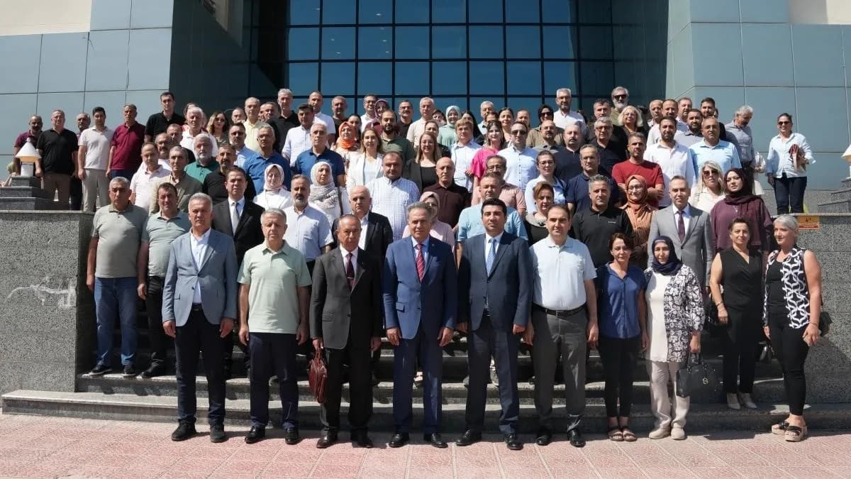 İnönü Üniversitesinde protokol eğitimi sırasında katılımcılar ve eğitmen Nihat Aytürk