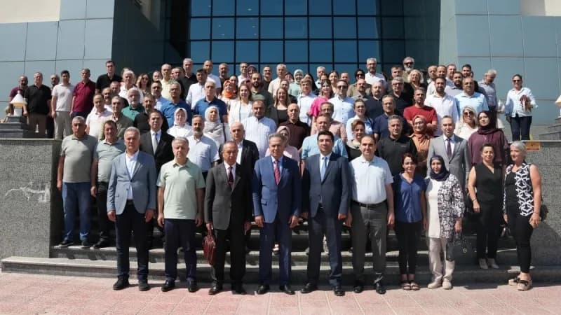 İnönü Üniversitesinde protokol eğitimi sırasında katılımcılar ve eğitmen Nihat Aytürk