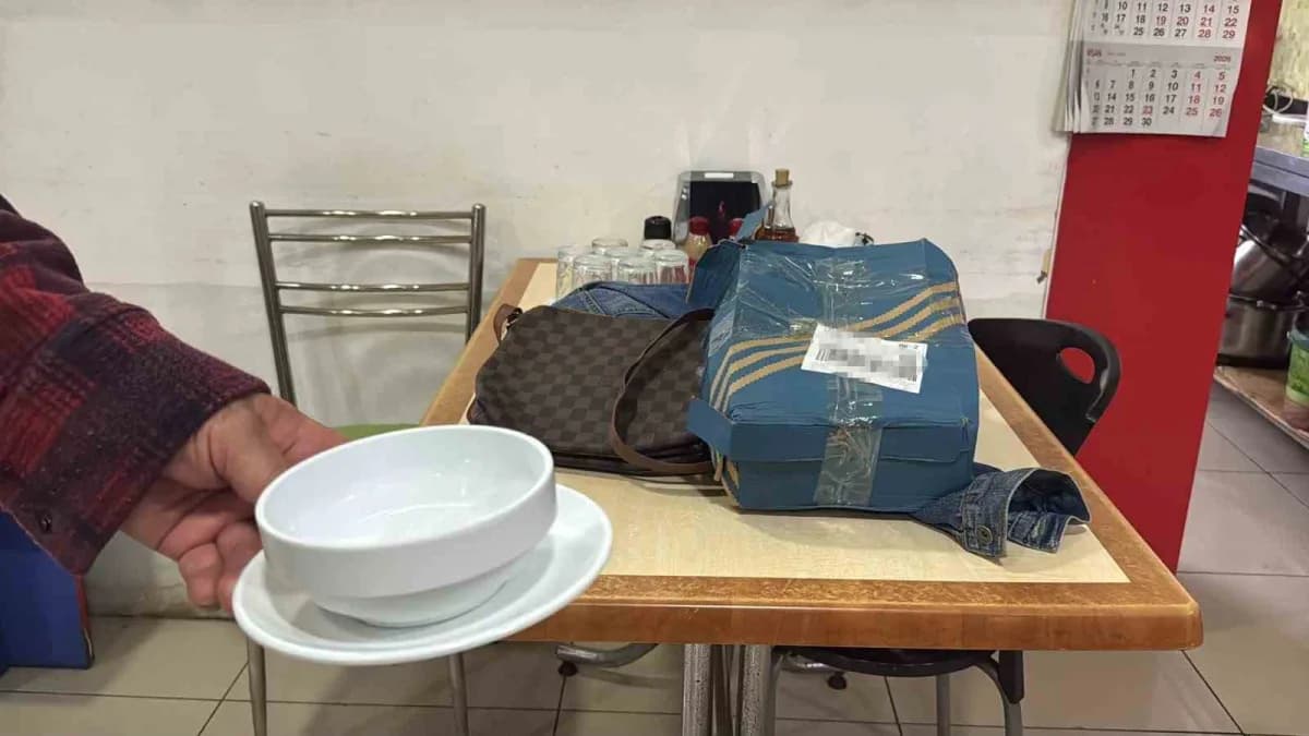 Eskişehir’de bir lokanta işletmecisi, internet üzerinden bin TL’ye sipariş ettiği 30 adet plastik tabak yerine kargodan