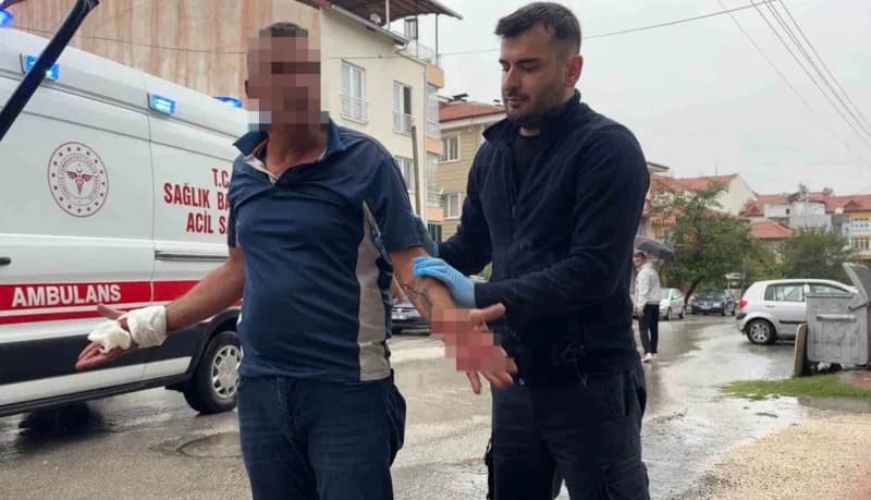 Burdur'da intihar girişiminde bulunan kişinin polis ekipleri ve ambulansla olay yerinde müdahale anı