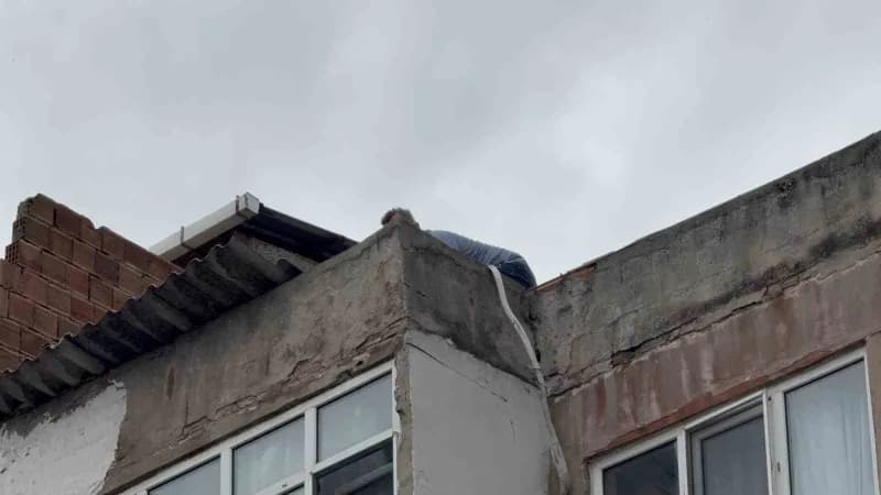 Samsun’un İlkadım ilçesinde intihar amacıyla çatıya çıkan 22 yaşındaki ABD vatandaşı Serilla Collins (22) adlı kadın, ko