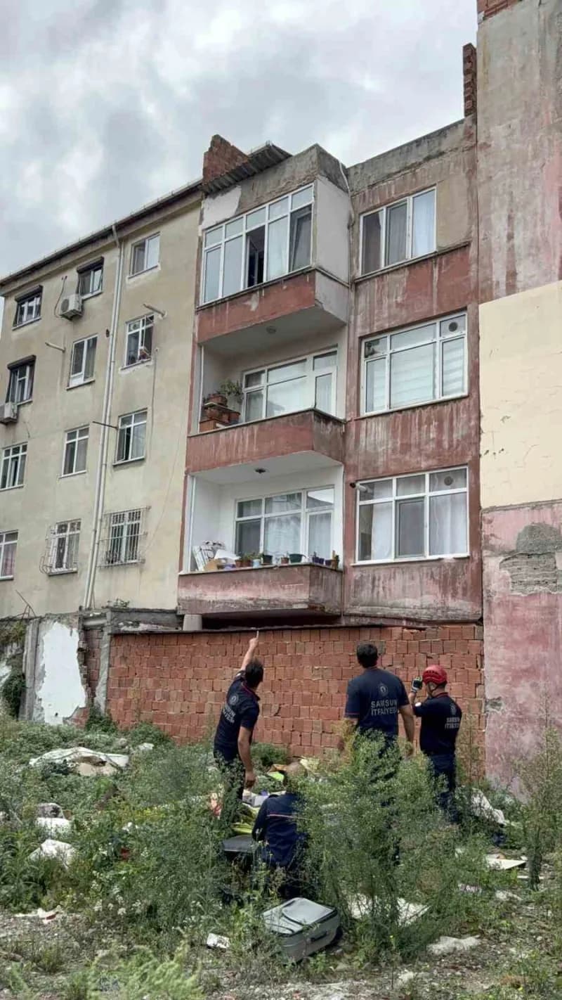 Samsun’un İlkadım ilçesinde intihar amacıyla çatıya çıkan 22 yaşındaki ABD vatandaşı Serilla Collins (22) adlı kadın, ko