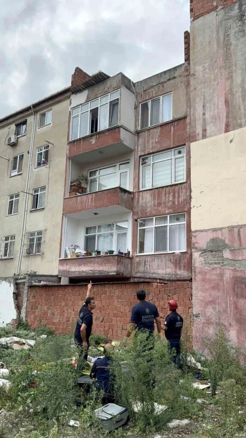 Samsun’un İlkadım ilçesinde intihar amacıyla çatıya çıkan 22 yaşındaki ABD vatandaşı Serilla Collins (22) adlı kadın, ko