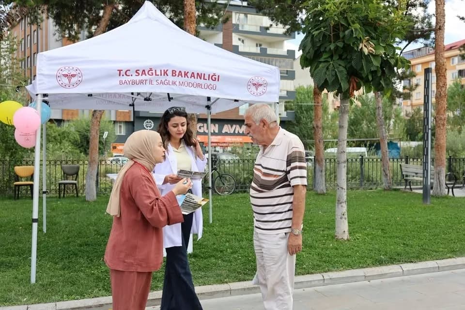 Bayburt’ta Dünya İntiharı Önleme Günü kapsamında İl Sağlık Müdürlüğü tarafından kurulan bilgilendirme standı