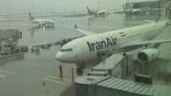İran Air uçağı İstanbul Havalimanı pistinde iniş yaparken görüntüleniyor
