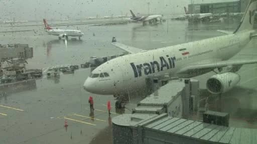 İran Air uçağı İstanbul Havalimanı pistinde iniş yaparken görüntüleniyor