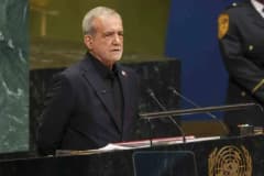 İran Cumhurbaşkanı Mesud Pezeşkiyan televizyon programında açıklamalarda bulunuyor