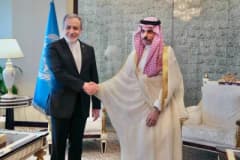 İran Dışişleri Bakanı Abbas Arakçi ve Suudi Arabistan Dışişleri Bakanı Faysal bin Ferhan Al Suud New York'ta el sıkışırk