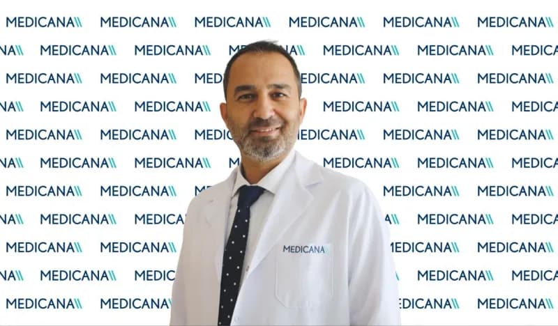 Kulak Burun Boğaz Uzmanı Dr. Zeki Özsoy işitme kaybı hakkında açıklama yapıyor