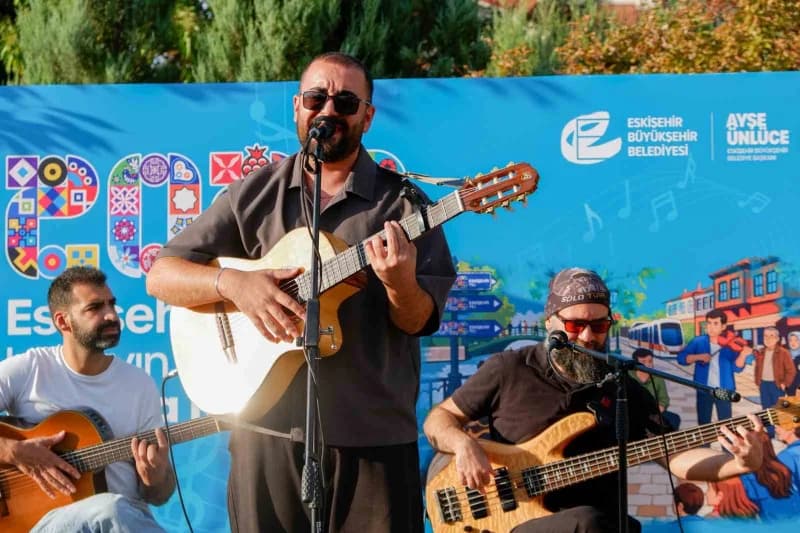 Eskişehirlilerin Porsuk Çayı kıyısındaki buluşma noktalarından İskele 26, birinci yaşını kutladı. Birinci yıl coşkusunu