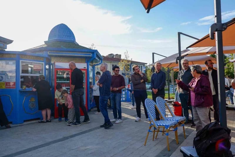 Eskişehirlilerin Porsuk Çayı kıyısındaki buluşma noktalarından İskele 26, birinci yaşını kutladı. Birinci yıl coşkusunu