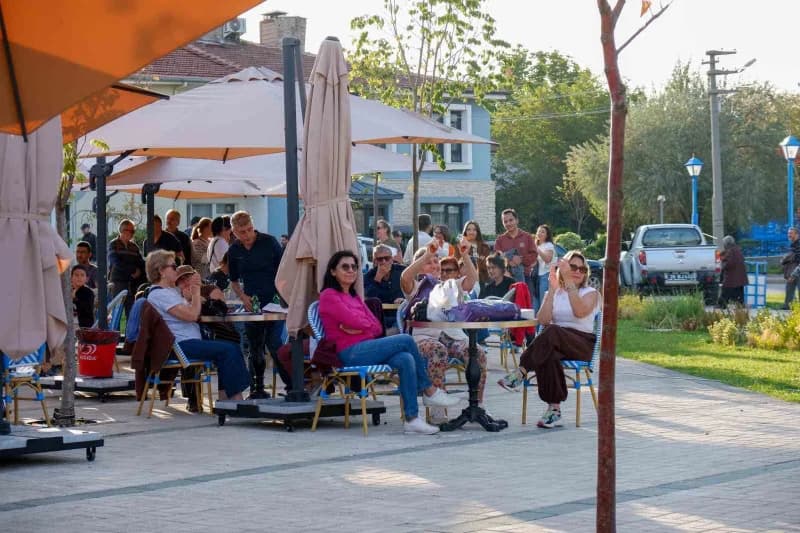 Eskişehirlilerin Porsuk Çayı kıyısındaki buluşma noktalarından İskele 26, birinci yaşını kutladı. Birinci yıl coşkusunu