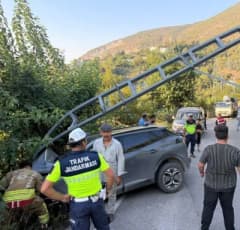 İskenderun Sakıt mevkiinde elektrik direğine çarpan otomobil ve olay yerine gelen kurtarma ekipleri