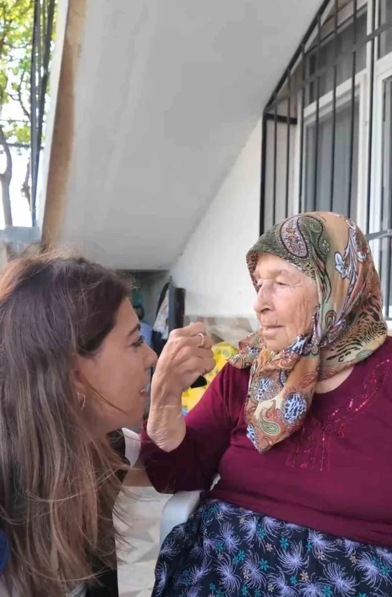 İskenderun Belediyesi ekipleri, Evde Sağlık Hizmeti kapsamında vatandaşların evlerinde tansiyon ve kan şekeri ölçümlerin