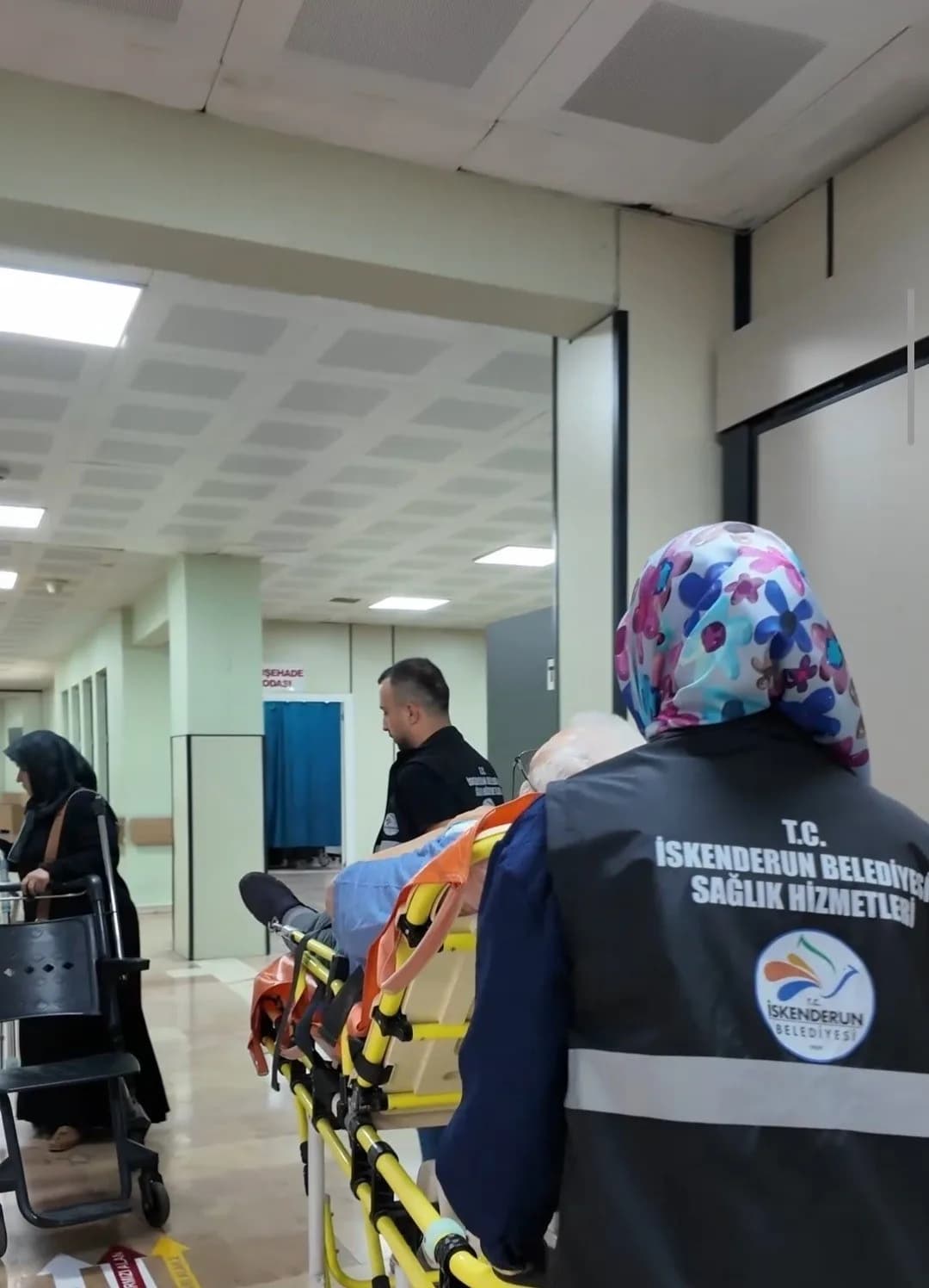 İskenderun Belediyesi ekipleri, Evde Sağlık Hizmeti kapsamında vatandaşların evlerinde tansiyon ve kan şekeri ölçümlerin