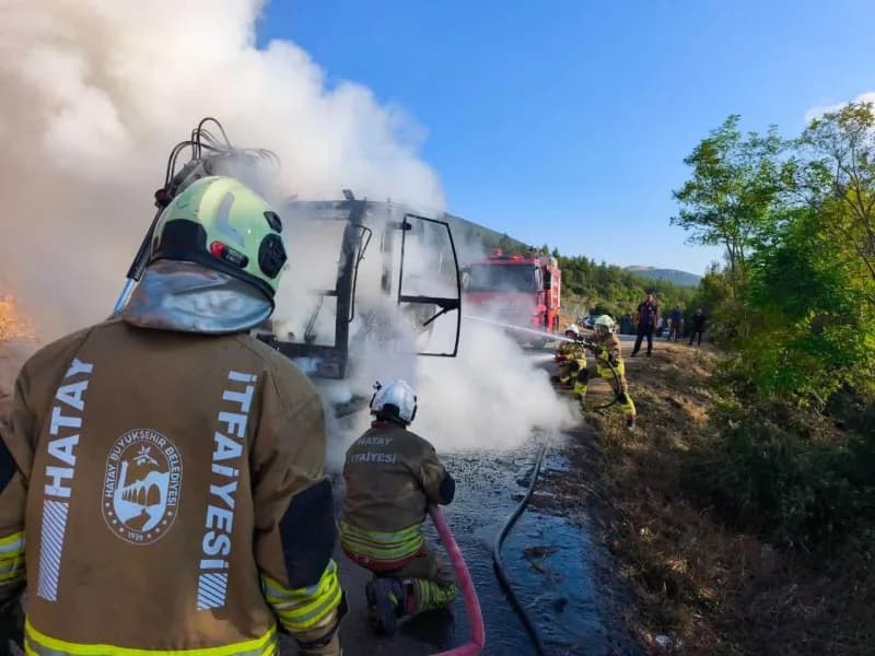 İskenderun ilçesinde alevlere teslim olarak yanan iş makinesi kullanılamaz hale geldi.