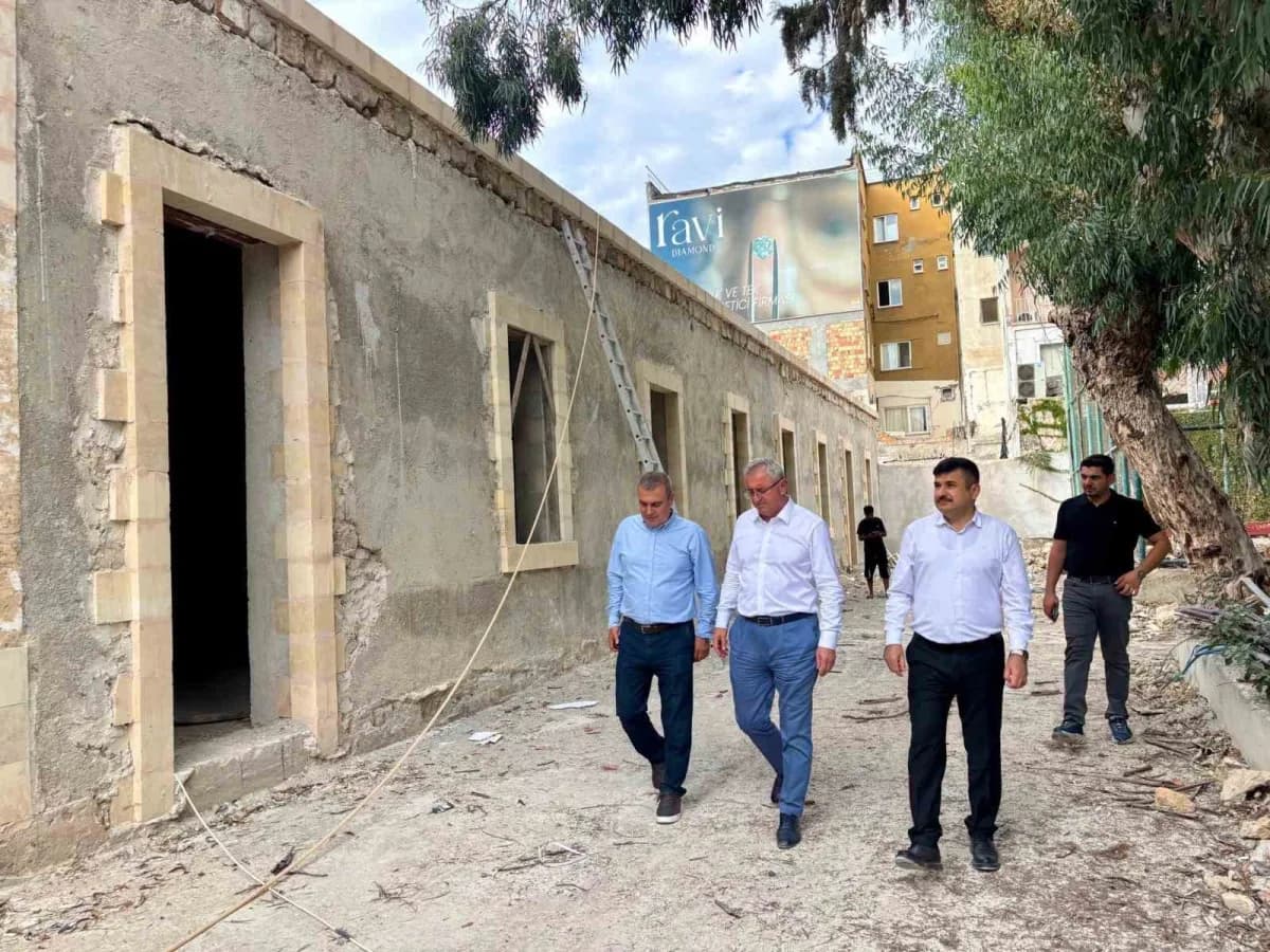 İskenderun Lisesi binasında devam eden restorasyon çalışmaları ve inceleme yapan yetkililer