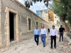 İskenderun Lisesi binasında devam eden restorasyon çalışmaları ve inceleme yapan yetkililer