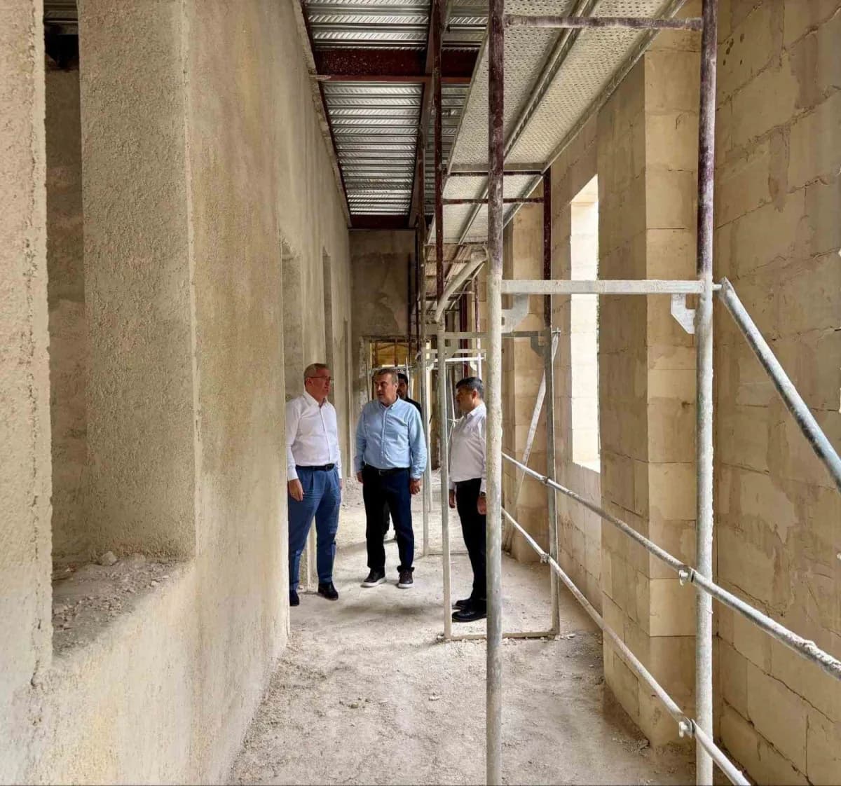 İskenderun Kaymakamı Muhammet Önder ve İlçe Milli Eğitim Müdürü Ali Haytaz, restorasyonu devam eden İskenderun Lisesi bi