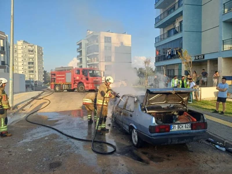 İskenderun’da park halindeki Tofaş marka otomobilin motor kısmından çıkan yangın itfaiye ekipleri tarafından söndürülüyo