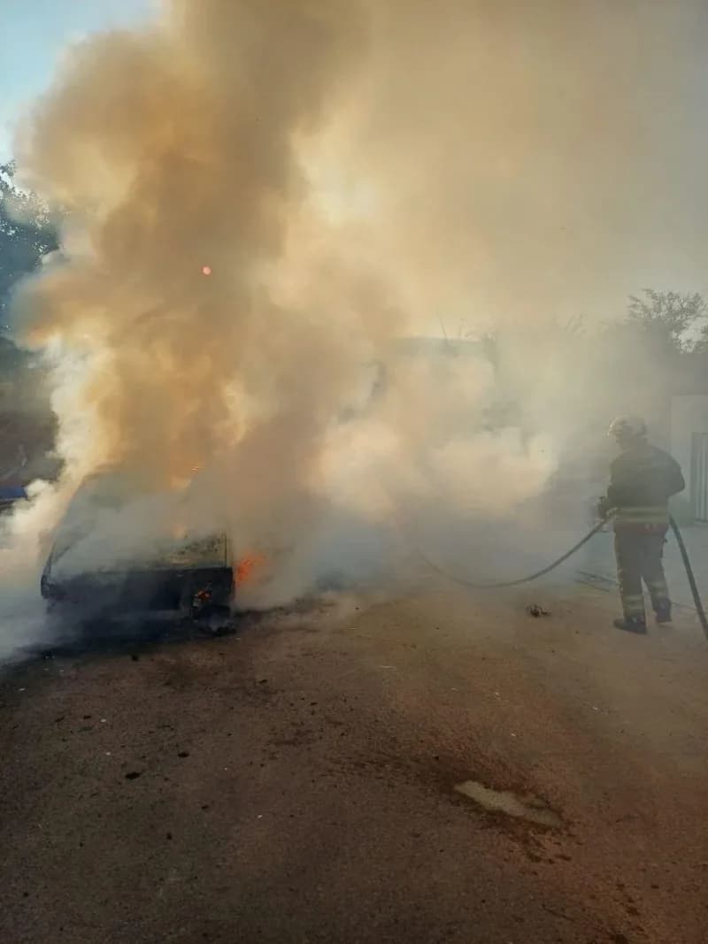 Hatay'da park halindeyken motor kısmından alevler yükselen Tofaş marka otomobil kullanılmaz hale geldi.