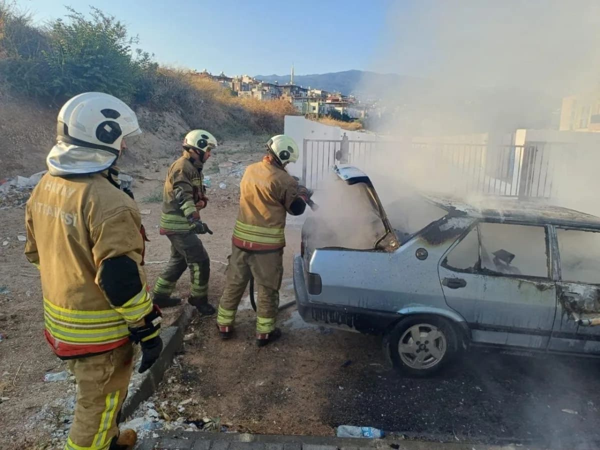 Hatay'da park halindeyken motor kısmından alevler yükselen Tofaş marka otomobil kullanılmaz hale geldi.