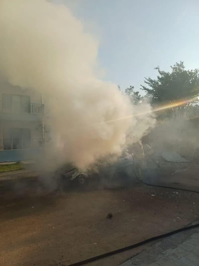 Hatay'da park halindeyken motor kısmından alevler yükselen Tofaş marka otomobil kullanılmaz hale geldi.