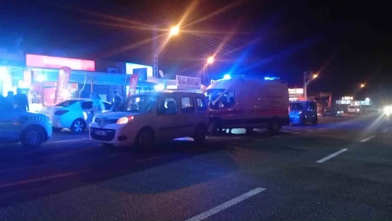İslahiye Otogar civarında iki aracın çarpıştığı trafik kazası sonrası olay yeri