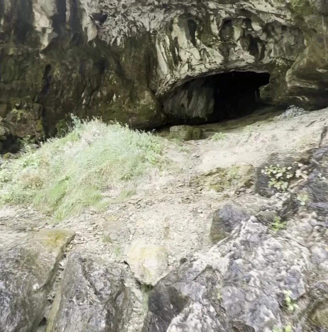 Sivas’ın Gürün ilçesinde bulunan Şuğul Kanyonu içerisinde bulunan İsli Mağara, görüntüsü ile dikkatleri üzerine topluyor