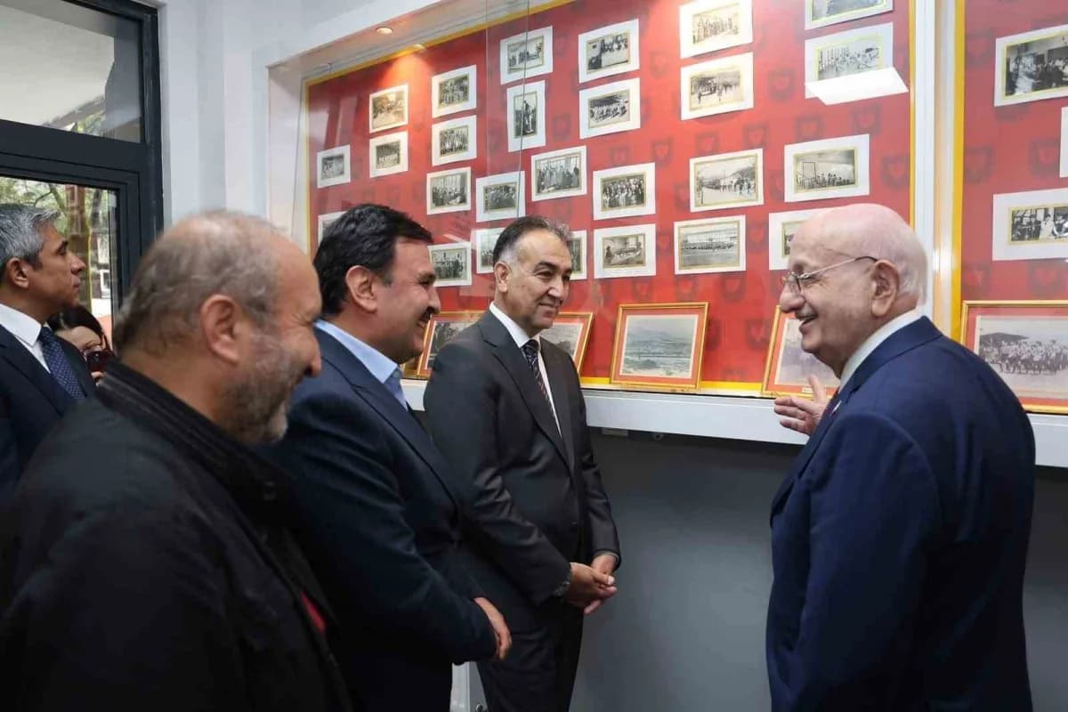 İsmail Kahraman Karabük Demir Çelik Anadolu Lisesi'nde eğitim yıllarına ait anı köşesini inceliyor