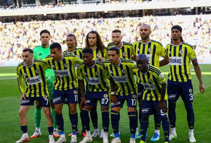 Fenerbahçe Teknik Direktörü İsmail Kartal, Eyüpspor maçında takımını yönlendirirken