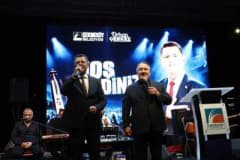 Çekmeköy’de İsmail Türüt sahnede Karadeniz müziği konseri verirken vatandaşlar horon oynuyor