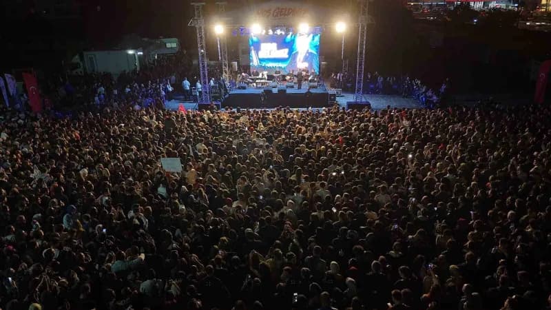 Karadeniz müziğinin sevilen sanatçısı İsmail Türüt, Çekmeköy’de sahne aldı. Binlerce vatandaşın katıldığı konserde sevil