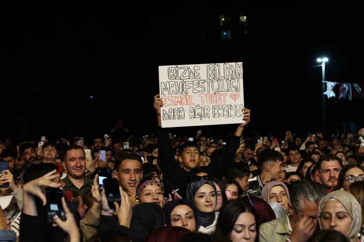 Karadeniz müziğinin sevilen sanatçısı İsmail Türüt, Çekmeköy’de sahne aldı. Binlerce vatandaşın katıldığı konserde sevil