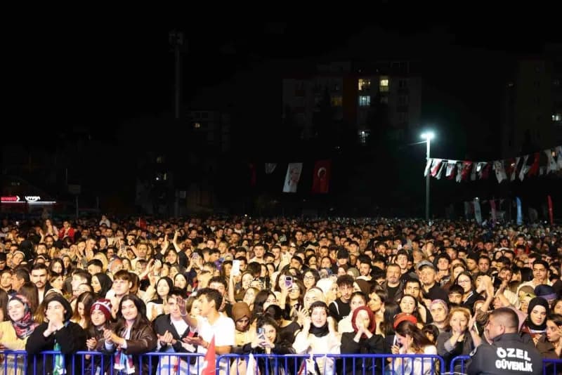 Karadeniz müziğinin sevilen sanatçısı İsmail Türüt, Çekmeköy’de sahne aldı. Binlerce vatandaşın katıldığı konserde sevil