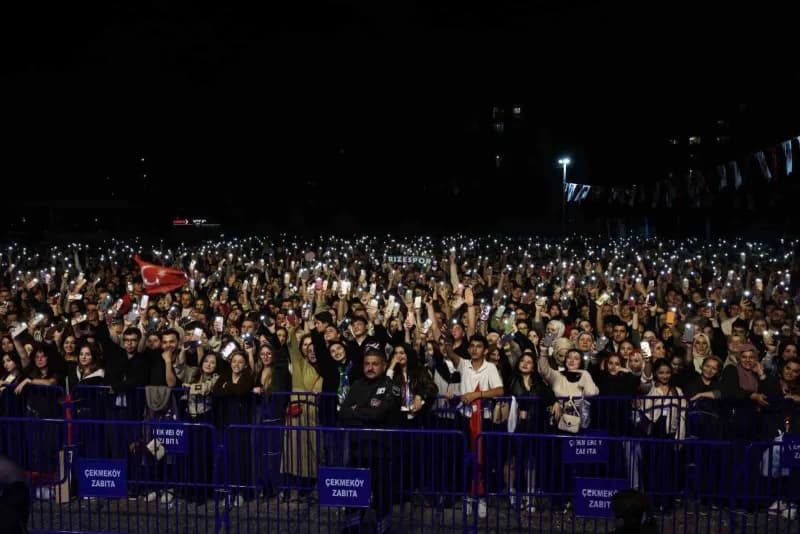 Karadeniz müziğinin sevilen sanatçısı İsmail Türüt, Çekmeköy’de sahne aldı. Binlerce vatandaşın katıldığı konserde sevil