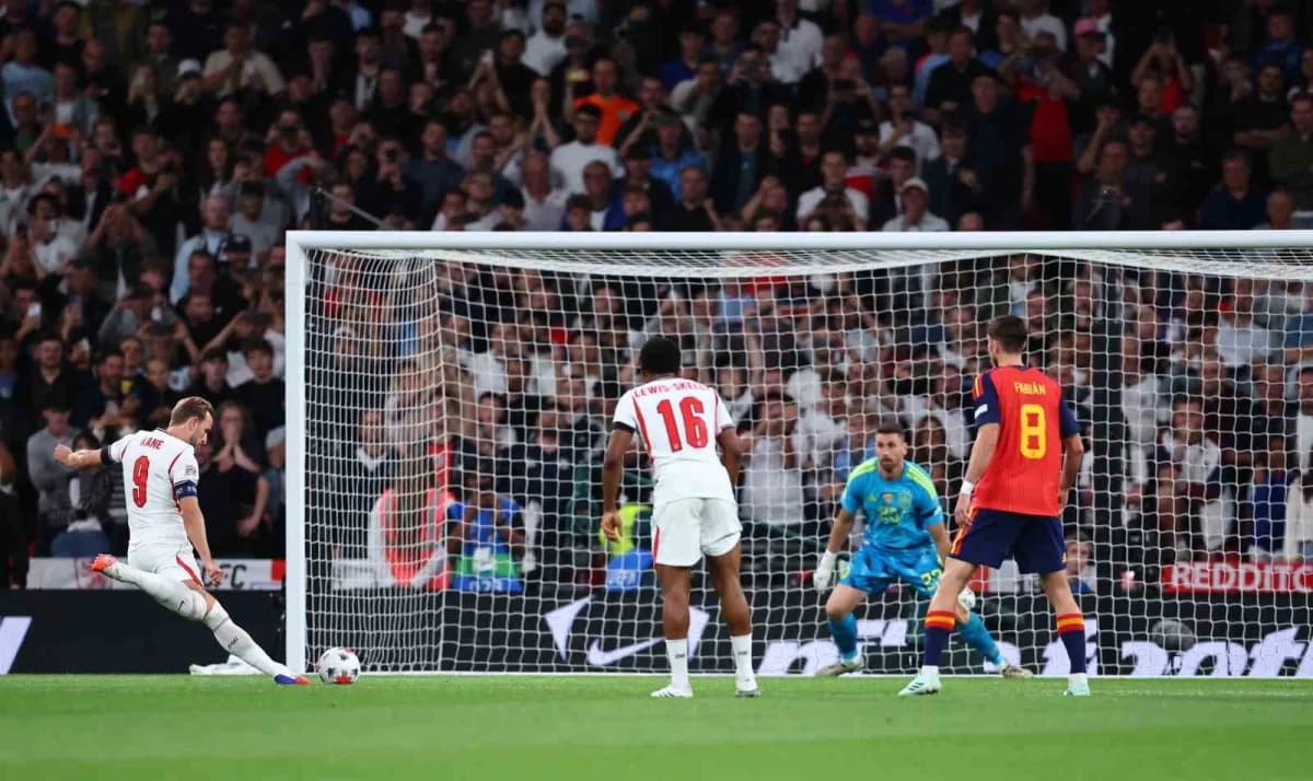 54. Dakikada penaltı atışını kullanan Harry Kane, üst direğe takıldı.