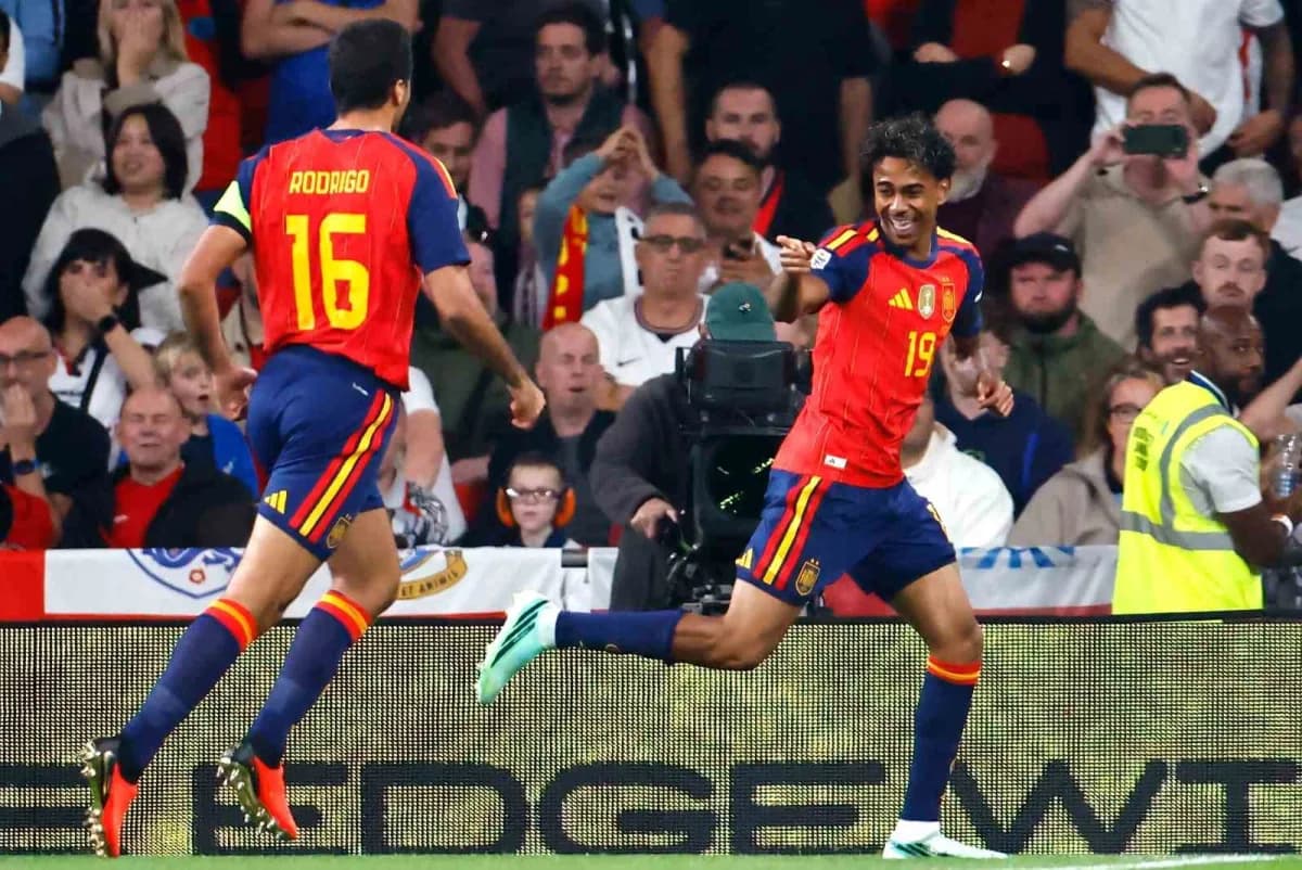 UEFA Uluslar Ligi maçında İspanya ve İngiltere futbolcuları Wembley Stadyumu'nda mücadele ediyor