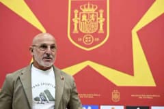 Luis de la Fuente, İspanya Milli Takımı teknik direktörü olarak basın toplantısında konuşuyor